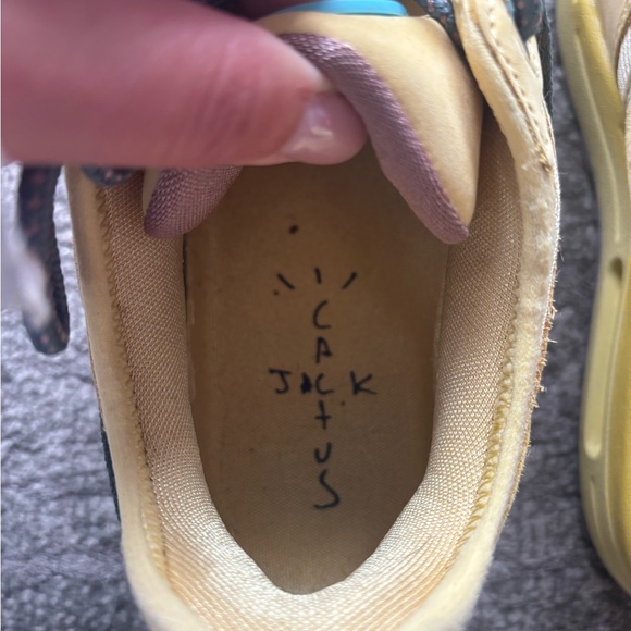Air Max 1
Travis Scott - Saturn Gold
D09392 700 - Picture 5 of 8